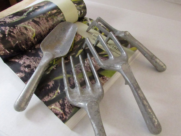 garden trowel canada Vintage Garden Tools Aluminum Hand Tools Gardening Yard Made in Canada Set of 4