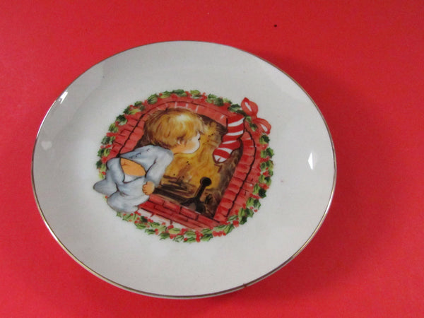 Vintage Porcelain Christmas Plate With Hanger And Display Stand 22 K Gold Edge In Original Box JASCO 1982 Japan